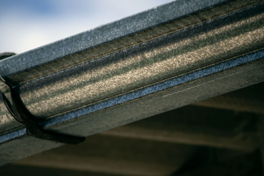 Close view of an aluminum gutter's profile and edge